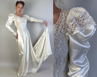 Vestido de Noiva Incrível dos Anos 30 | Vestido de Noiva Vintage dos Anos 30 em Cetim Branco com Detalhes Ousados em Renda, Mangas Bufantes e Cauda Longa | Tamanhos Pequeno e Médio