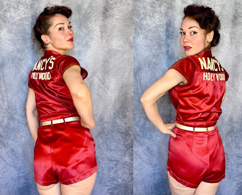1930-tals Hollywood Hotpants Ensemble | Vintage 30-tals röd rayon satinskjorta, leotardshorts och bältesset med vita filtmärken | Liten Mellan bild 6