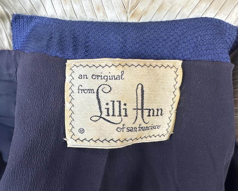 Conjunto "Lilli Ann" dos anos 50: Brilho Safira | Jaqueta e saia vintage dos anos 50 em seda e lã com estampa de escamas azuis e detalhes em marfim | Tamanho Extra Pequeno (XS) imagem 12