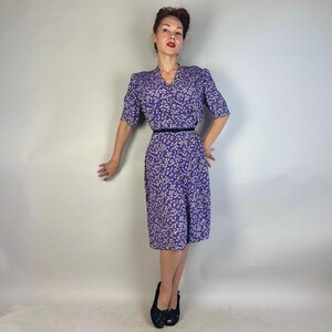 Jurk The Anjers uit de jaren 30 | Vintage jaren '30 jurk van paars rayon crêpe met smokwerk pofmouwen + witte en groene bloemenprint | Extra groot XL afbeelding 5