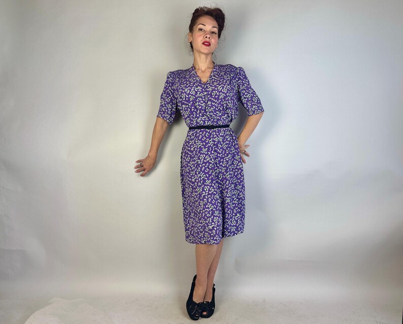 Jurk The Anjers uit de jaren 30 | Vintage jaren '30 jurk van paars rayon crêpe met smokwerk pofmouwen + witte en groene bloemenprint | Extra groot XL afbeelding 5