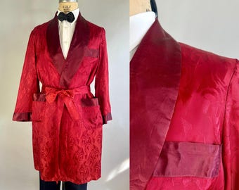 Romantischer Morgenmantel mit Rosenmuster aus den 1940er Jahren | Vintage-Smokingjacke aus rotem Rayon-Satin mit Ton-in-Ton-Dekorationsmuster und geometrischem Blumenmuster | Größe M