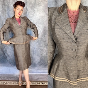Peut inclure: Un ensemble deux pièces composé d'un blazer texturé marron foncé et d'une jupe assortie arrivant au genou. Le blazer présente une taille à basque, trois boutons sur le devant, des revers crantés et un liseré marron clair sur l'ourlet.