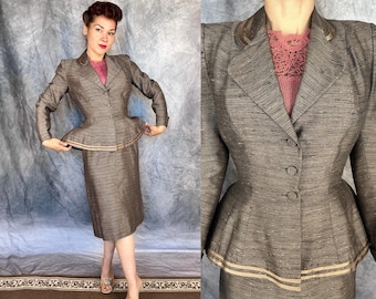 1940er Proper in Rosa Schößchenanzug | Vintage 40er Jahre Grau mit Schwarz Static und Pinken Flecks Wolle Blazer und Rock Ensemble Set | Klein