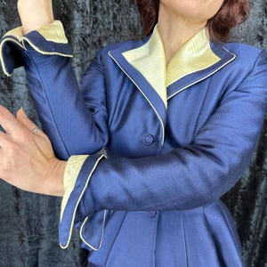 Conjunto "Lilli Ann" dos anos 50: Brilho Safira | Jaqueta e saia vintage dos anos 50 em seda e lã com estampa de escamas azuis e detalhes em marfim | Tamanho Extra Pequeno (XS) imagem 5