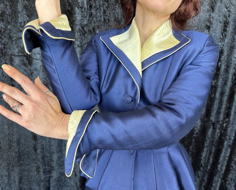 Conjunto "Lilli Ann" dos anos 50: Brilho Safira | Jaqueta e saia vintage dos anos 50 em seda e lã com estampa de escamas azuis e detalhes em marfim | Tamanho Extra Pequeno (XS) imagem 5