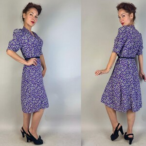 Jurk The Anjers uit de jaren 30 | Vintage jaren '30 jurk van paars rayon crêpe met smokwerk pofmouwen + witte en groene bloemenprint | Extra groot XL afbeelding 8