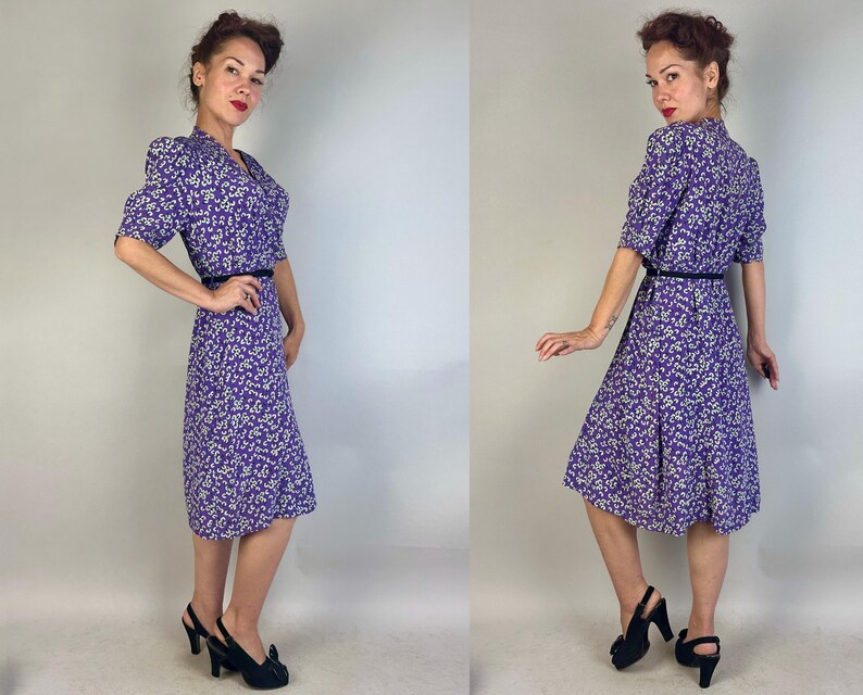 Jurk The Anjers uit de jaren 30 | Vintage jaren '30 jurk van paars rayon crêpe met smokwerk pofmouwen + witte en groene bloemenprint | Extra groot XL afbeelding 8