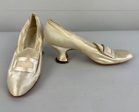 1920s Resplendent Rococo Shoes | Vintage Antique 20s Pearl White Silk Satin Bridal Slipper with Decorative Buckle & Louis Heel | Size US 7