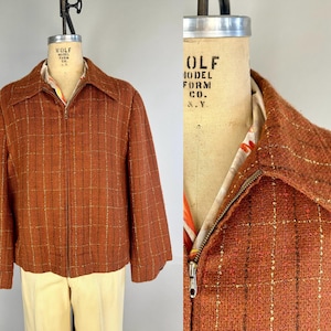 Könnte beinhalten: Eine braune Jacke mit goldfarbenem Muster und Reißverschluss. Die Jacke hat einen Kragen und lange Ärmel. Das Etikett auf der Jacke lautet "Kolf Model Form Co. N.Y."