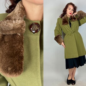 1940 年代の洗練されたセージ コート | ヴィンテージ 40 年代 グリーン ウール、ブラウン ムートン カフス、カラー ベルト付きオーバーコート、ポケット付き | S エクストラ スモール XS