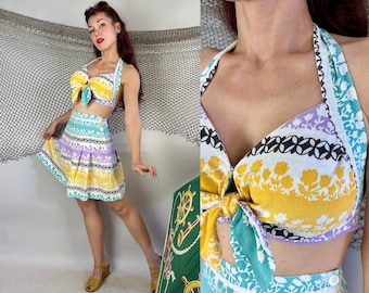 Zestaw bikini Blooming Beach z lat 40. XX wieku | Dwuczęściowy komplet z szortami i strojem kąpielowym w stylu vintage z lat 40. w kolorze turkusowym, lawendowym, żółtym, czarno-białym i kwiatowym | Mały