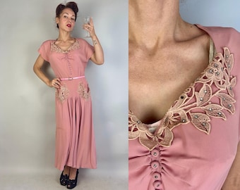 Jaren 40 jurk met bloesem en betoverende charme | Vintage jaren 40 roze rayon crêpe jurk met strass gebloemde kanten zakken en sweetheart halslijn | Groot