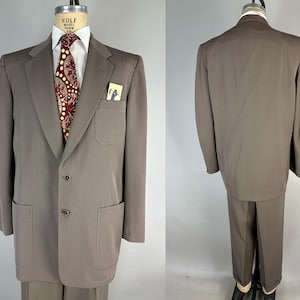 Pak van staal uit de jaren 50 | Vintage jaren 50 tweedelig grijs wollen jasje met enkele rij knopen en ingekeepte revers en Hollywood-taillebroeken | Maat 42 (groot) afbeelding 2