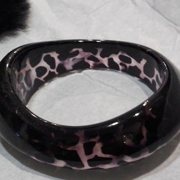 Tabby plastic bangle - basic color brown/purple with black tiger pattern