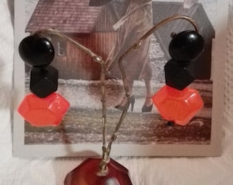 Große chunky Ohrclipse schwarz und rot, mit einer Holzperle