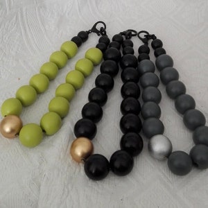 Thick wooden chains (diameter 30 mm) with a gold or silver colored wooden ball (also 30 mm)