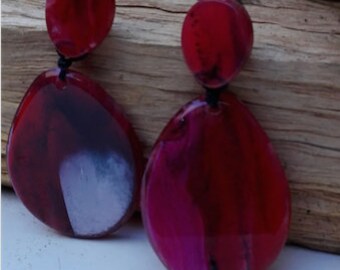 with a natural border. Chunky Collection square ear clips tomato-red