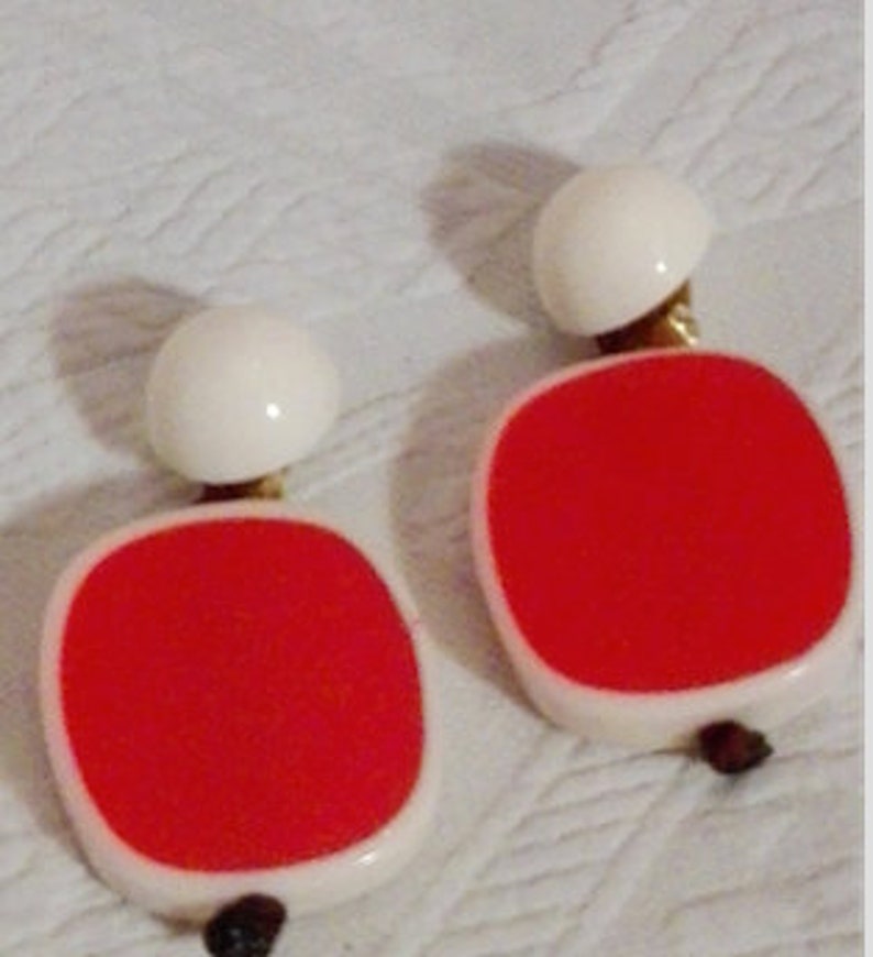 with a natural border. Chunky Collection square ear clips tomato-red