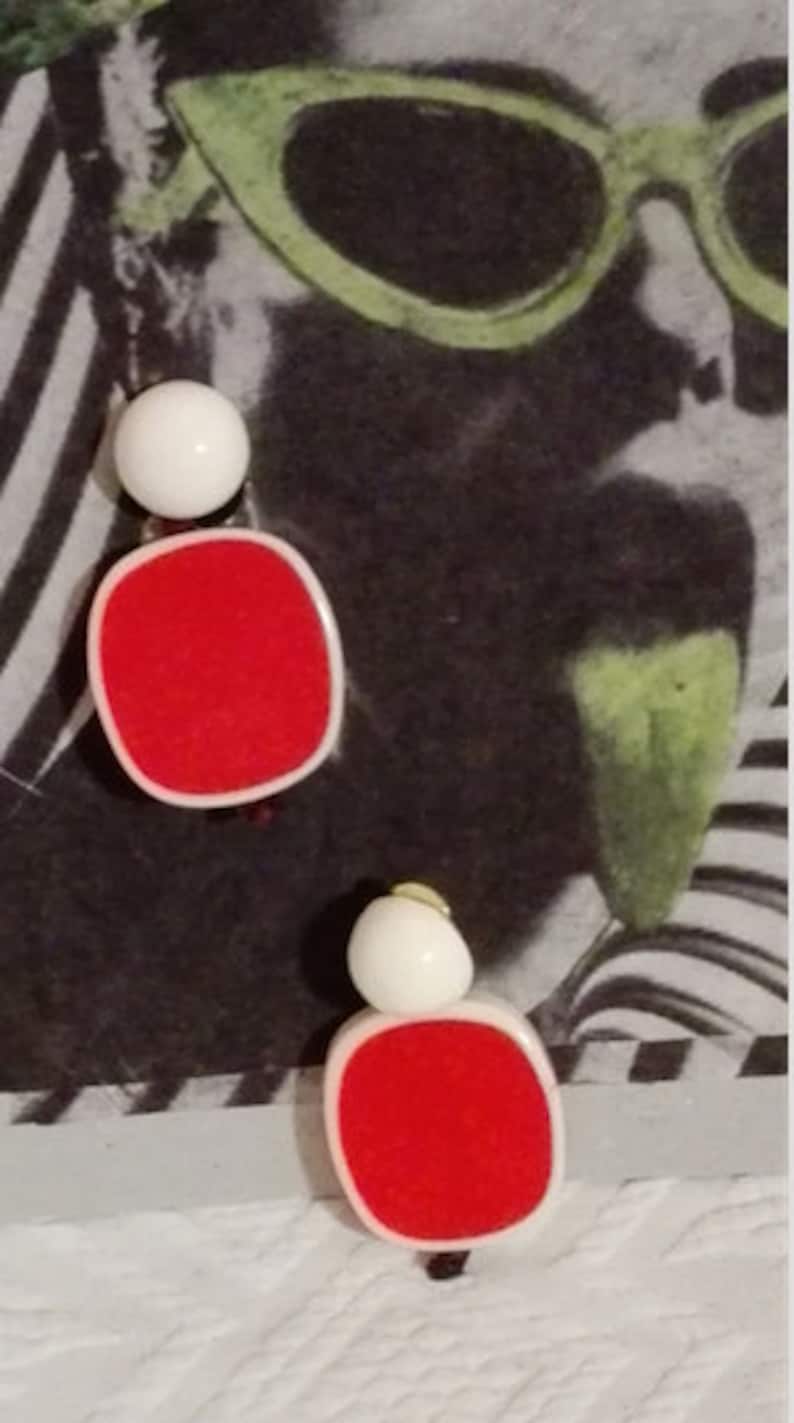 with a natural border. Chunky Collection square ear clips tomato-red