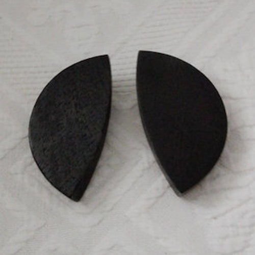 Outlet Large, semicircular ebony ear clips by Gerda Lynggaard - MONIES - Denmark