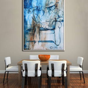 Puede incluir: Una pintura abstracta azul y marr&oacute;n de una persona con un sombrero sentada en un sof&aacute;. La pintura est&aacute; firmada "Mimi Luce" en la esquina inferior derecha.