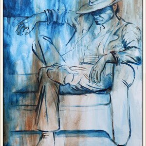 Puede incluir: Una pintura de una persona con un sombrero sentada en un sof&aacute;. La pintura est&aacute; hecha en tonos azules y marrones.