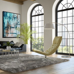Puede incluir: Una sala de estar con una gran ventana arqueada, una alfombra gris, un sof&aacute; de cuero negro, una planta verde en maceta, una silla amarilla y una l&aacute;mpara de pie con una pantalla blanca.