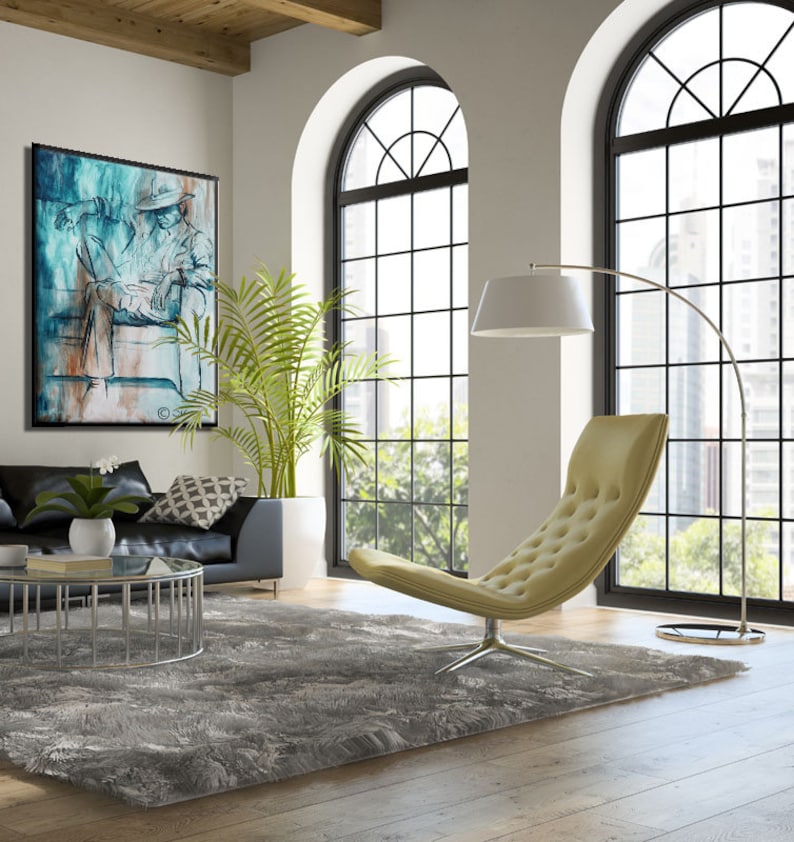 Puede incluir: Una sala de estar con una gran ventana arqueada, una alfombra gris, un sof&aacute; de cuero negro, una planta verde en maceta, una silla amarilla y una l&aacute;mpara de pie con una pantalla blanca.