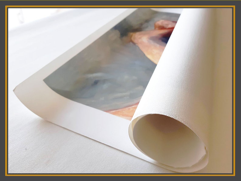 Puede incluir: Una impresi&oacute;n de lienzo enrollada con una pintura de una persona en una ba&ntilde;era. El lienzo es blanco y la pintura est&aacute; en tonos de marr&oacute;n, azul y blanco.