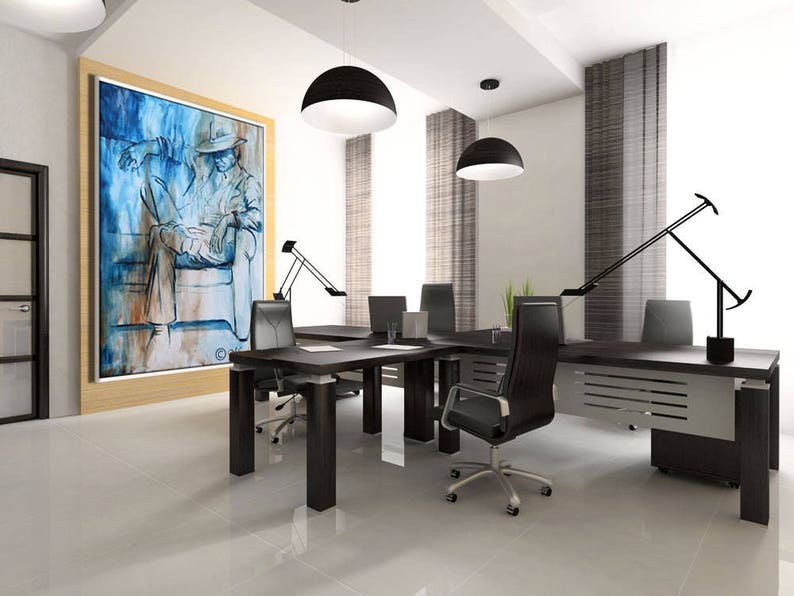 Puede incluir: Un interior de oficina moderno con una gran pintura abstracta en la pared, un escritorio negro con una silla de oficina de cuero negro y una l&aacute;mpara de escritorio negra.