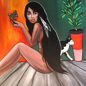 Könnte beinhalten: Ein Gemälde einer Frau mit langen schwarzen Haaren, die auf einem Holzboden sitzt. Sie hält einen grünen Schmetterling in der Hand. Im Hintergrund befindet sich eine grüne Pflanze in einem rot-rosa Topf, und eine schwarz-weiße Katze geht von der Frau weg.