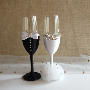 Wedding Glasses,Bride and Groom , Mr and Mrs glasses,Toasting Glasses,Toasting Flutes