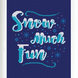 Puede incluir: Un diseño de punto de cruz enmarcado con un fondo azul y texto blanco que dice "Snow Much Fun" con copos de nieve esparcidos alrededor del texto.