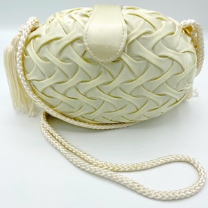 Cartera de noche ovalada de satén La Regale vintage en color marfil