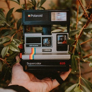 Polaroid 635 supercolor rainbow, zabytkowy aparat polaroid, natychmiast idealnie działający aparat, aparat retro, prezent dla fotografa
