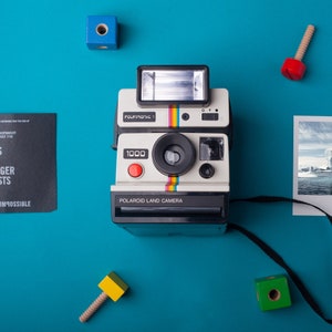 Vintage polaroid onestep classic white rainbow stripe 1000 - iconic instant camera with instagram logo connection - sx-70 film