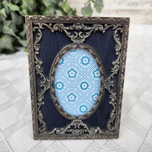 Fancy Verziert Brieftasche Bilderrahmen mit Glas, Silber Ton Blau Stoff Hintergrund