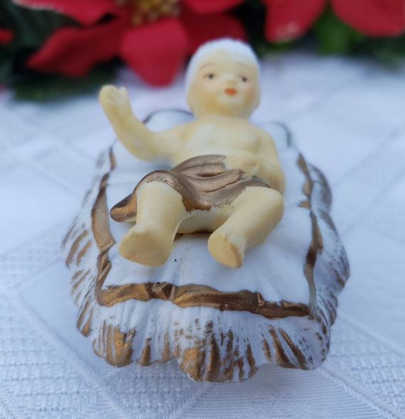 Figurine 3D Enfant Jésus en céramique blanche et dorée 2,75 x 2 1