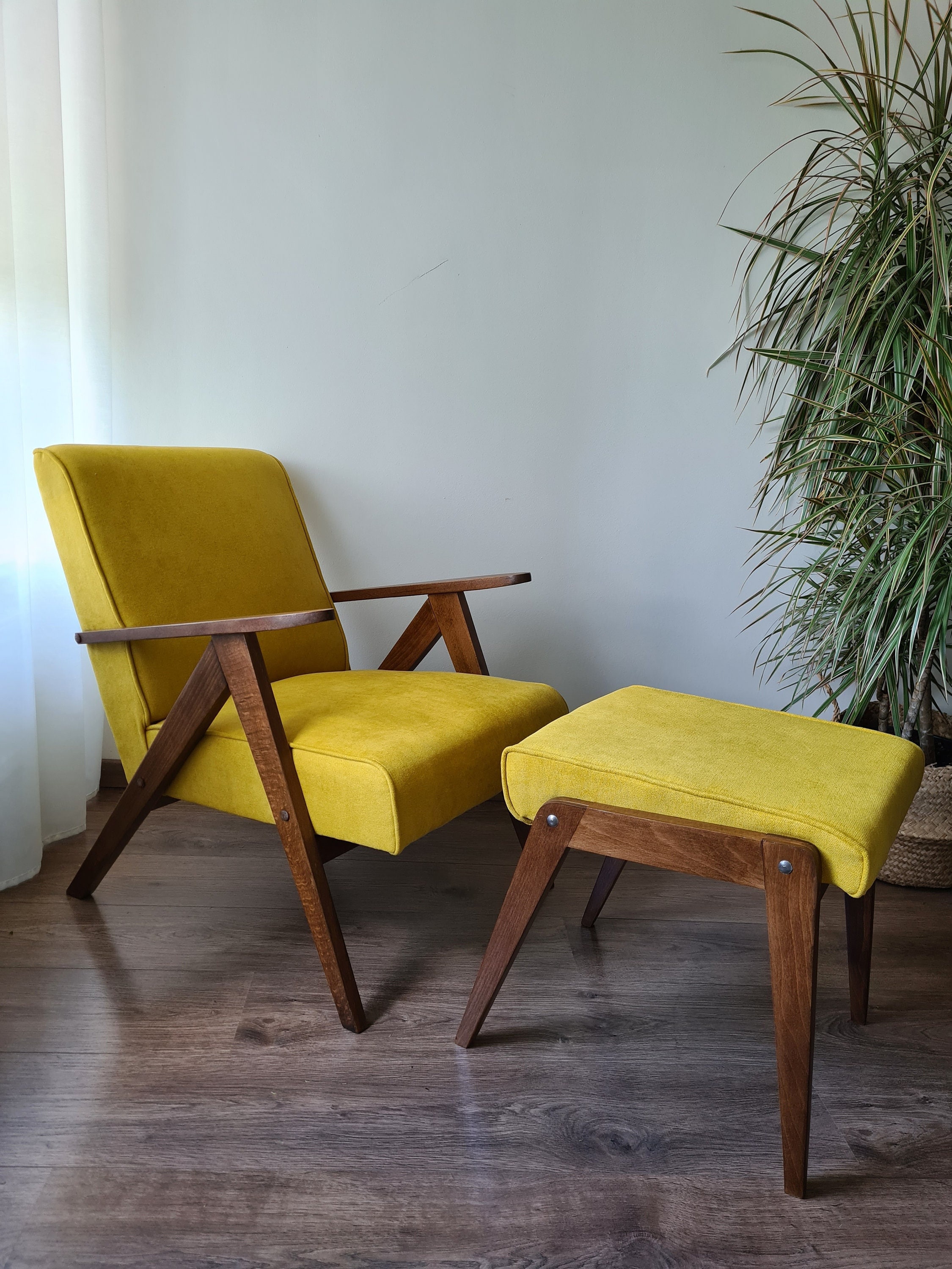 Fauteuil Vintage Mid-Century En Tissu D'ameublement Tissé Doux Jaune De Style Danois Avec Repose-Pieds Restauré