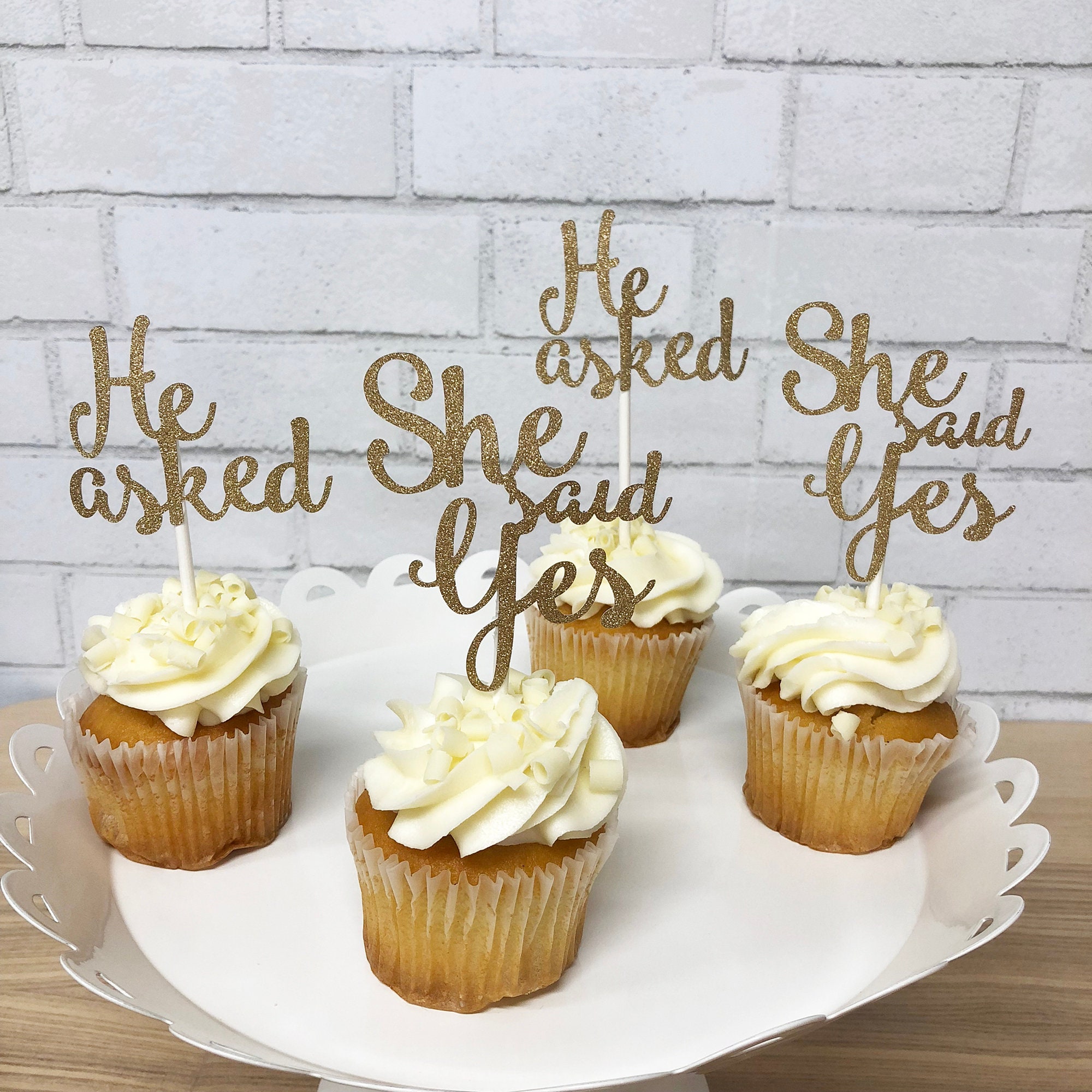 Personalisiertes Verlobungsgeschenk "He Asked She Said Yes" Aus Acryl – Mit Verlobungsdatum Und Namen, Freistehender Klarblock