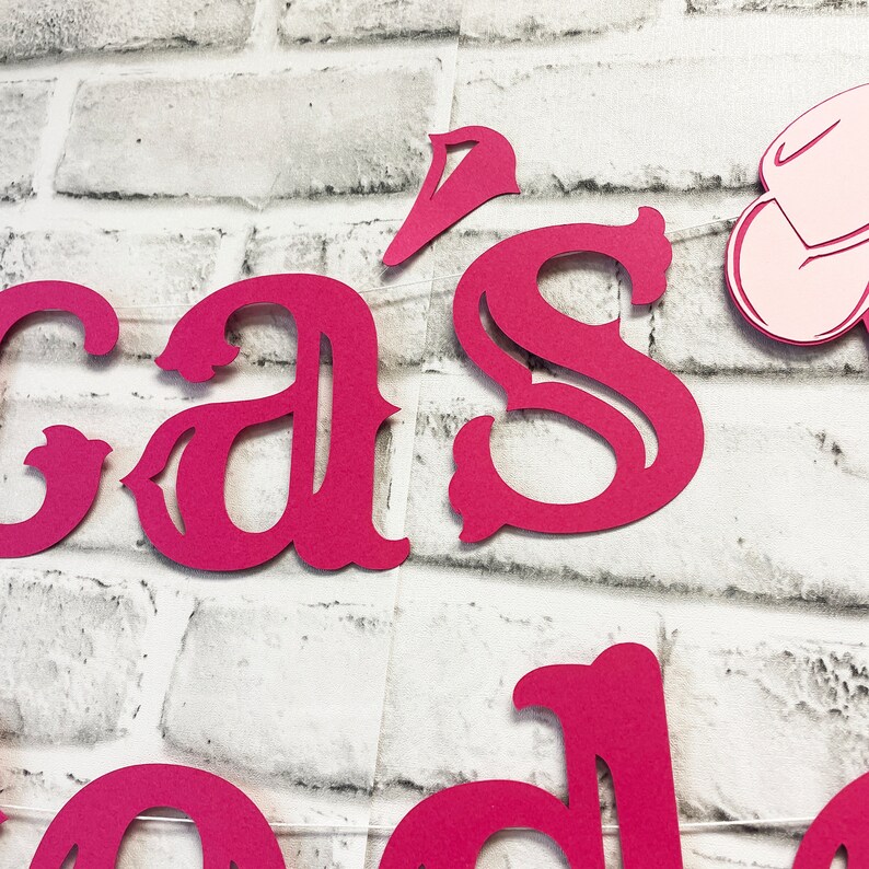 以下が含まれることがあります： パーティーバナー用の「Ca's」と綴られたピンクと赤の紙製切り抜き文字