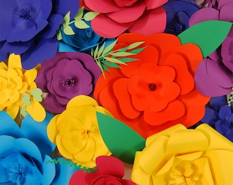 Puede incluir: Una colección de flores de papel de colores en varios tonos de rojo, azul, amarillo, morado y verde. Las flores están superpuestas y se superponen, creando una pantalla vibrante y texturizada.