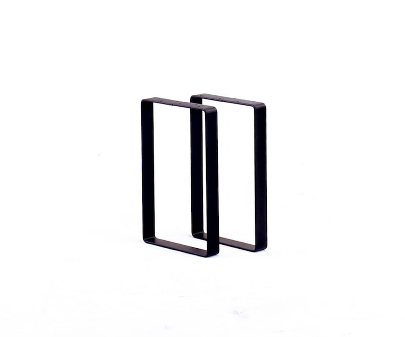 Peut inclure: Deux pieds de table en m&eacute;tal noir, chacun avec un cadre rectangulaire.