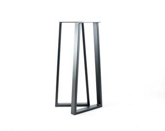 Puede incluir: Patas de mesa de metal negro con un diseño triangular. Las patas son de metal resistente y tienen un acabado negro.
