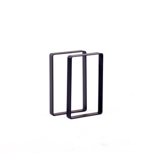 Peut inclure: Deux pieds de table en m&eacute;tal noir de forme rectangulaire.