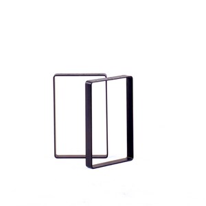 Peut inclure: Deux pieds de table en m&eacute;tal noir, chacun avec un cadre rectangulaire.