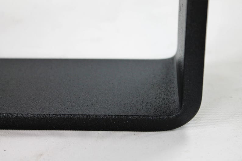 Peut inclure: Gros plan sur un cadre en m&eacute;tal noir avec une finition textur&eacute;e. Le cadre est pli&eacute; &agrave; un angle de 90 degr&eacute;s, cr&eacute;ant un bord tranchant.