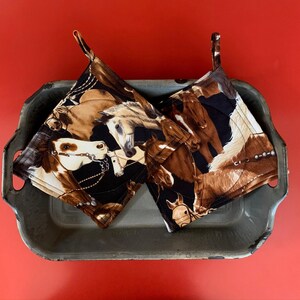 Topflappen Pferd Print 2er Set Baumwolle Gesteppte Hot Pads Langlebige 3-Schicht-Isolierung mit Schlaufe zum Aufhängen. Handgefertigt in den USA