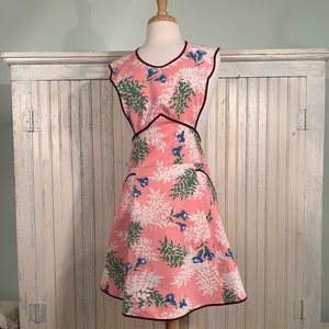 Katoenen schort in retrostijl met bloemenprint vintage feedsack, sleehak, strikband achterkant, biaisbandrand. Een handig cadeau. Handgemaakt in de VS